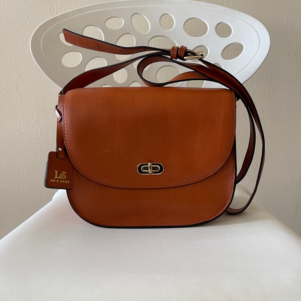 Sophisticated Tan Crossbody Bag with Structured Design